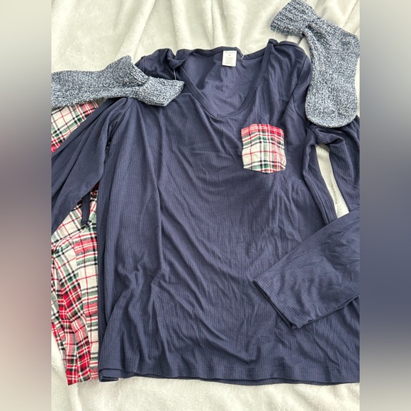 NWOT Liz Claiborne Plaid Sleepwear Long Sleeve Top with Pant Bottoms and Socks - Picture 5 of 14